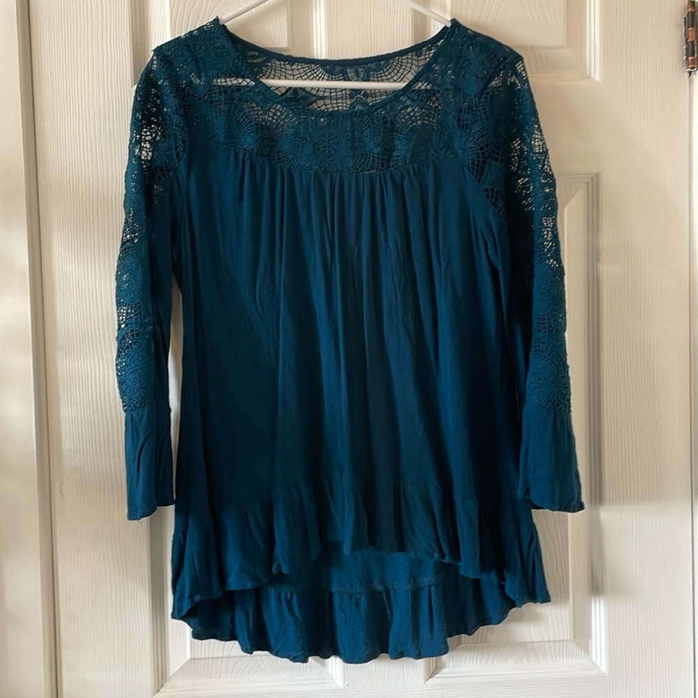 Flawed teal blouse with lace sleeves and yoke